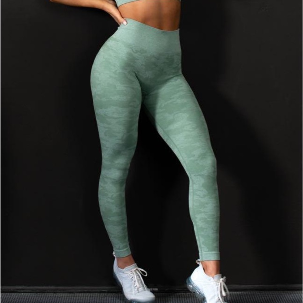 Gymshark Green Camo Seamless High Waisted Butt Scrunch Leggings Size Small
